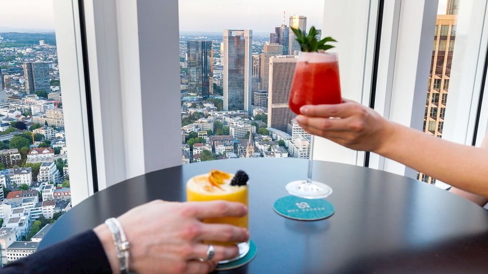 Drinks mit View: Cocktails werden in der „NFT-Skybar“ vor der Kulisse der Frankfurter Skyline serviert. Foto: Lando Hass/dpa