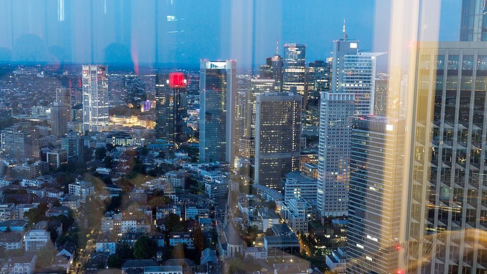 Die „NFT-Skybar“ in Frankfurt mit Platz für 200 Gäste und Blick auf das Hochhauspanorama befindet sich in 185 Metern Höhe. Foto: Lando Hass/dpa