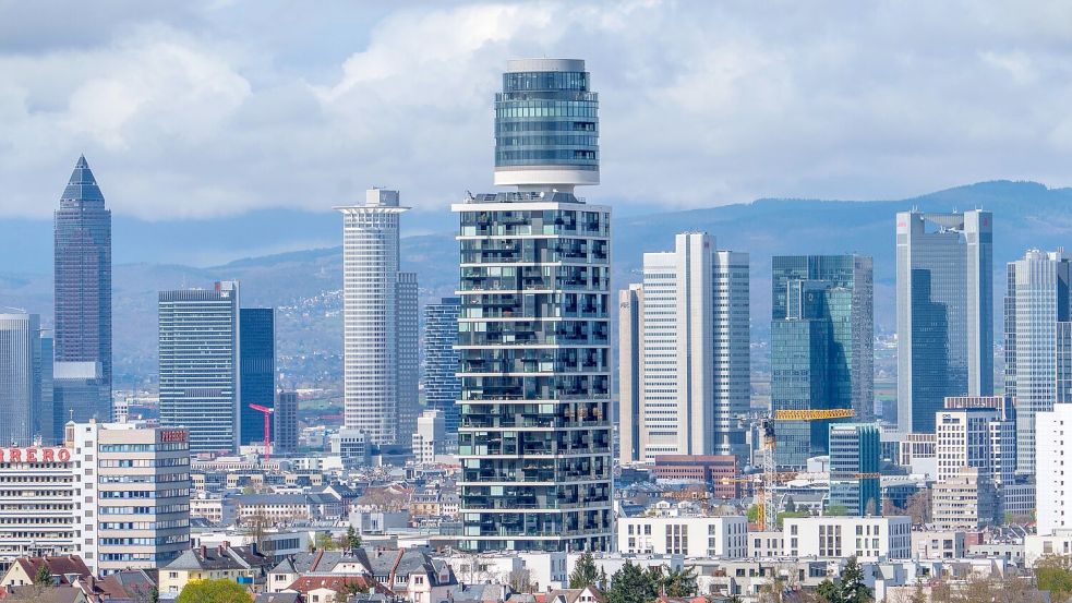 Der Neue Henninger-Turm, ein Wohnhochhaus, im Frankfurter Süden. (Archivbild) Foto: Andreas Arnold/dpa