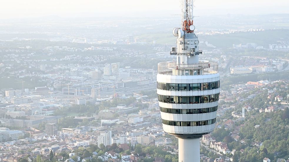 Im Stuttgarter Fernsehturm gibt es nicht nur Essen, sondern auch Yoga-Events oder Weinverkostung. (Archivbild) Foto: Bernd Weißbrod/dpa