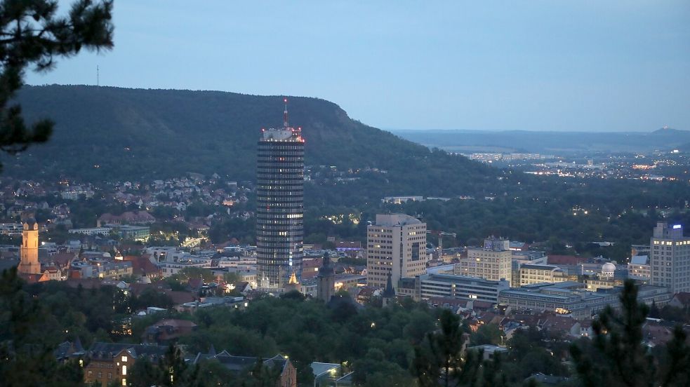 Jena und das Hochhaus Jentower. (Archivbild) Foto: Bodo Schackow/dpa-zentralbild/dpa