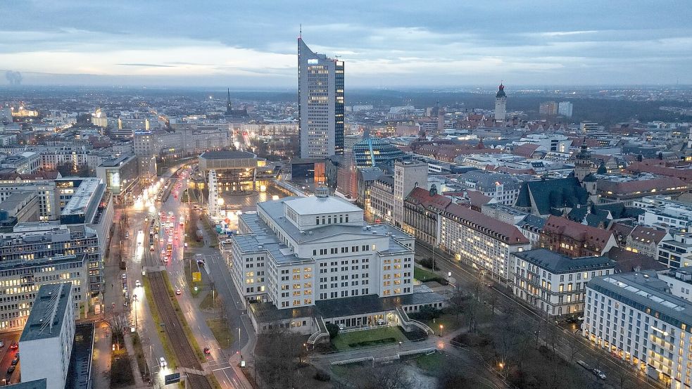 Leipzig: Blick auf die Oper und den dahinterliegenden Augustusplatz mit dem City-Hochhaus. (Archivbild) Foto: Jan Woitas/dpa