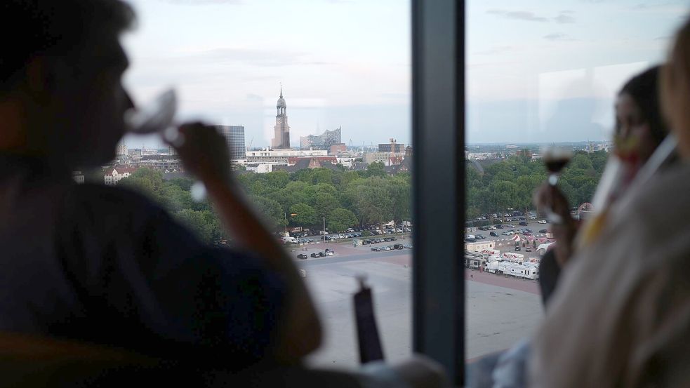 Der Blick über Hamburg aus der Bar „Karo & Paul“ im Bunker in St. Pauli ist ein Erlebnis. Foto: Marcus Brandt/dpa