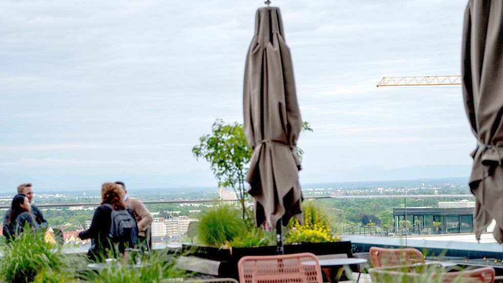 Wenn das Wetter gut ist, dann sieht man sogar die Berge von der Rooftop-Bar des „Fitzroy“ in München. (Archivbild) Foto: Leonie Asendorpf/dpa