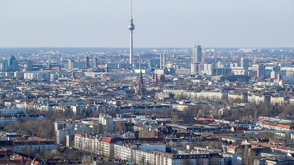 Blick vom Berliner Estrel Tower, der 2026 eröffnet werden soll. (Archivbild) Foto: Jens Kalaene/dpa