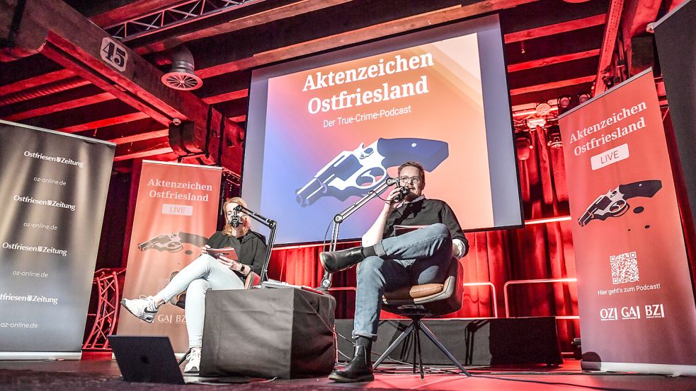 Ute Nobel und Daniel Noglik haben im Zollhaus in Leer über den Fall der getöteten Larissa gesprochen. Foto: Ortgies