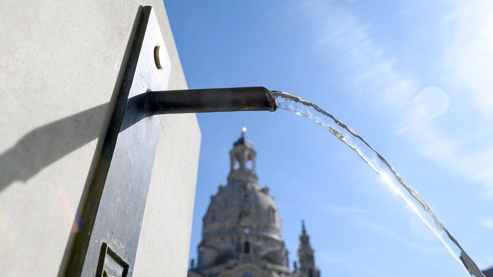 In Dresden spendet ein Trinkwasserbrunnen öffentlich zugängliche Abkühlung. Foto: Robert Michael/dpa