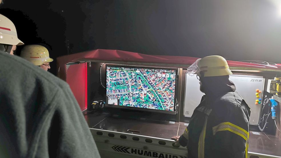 In der Nacht war auch die Drohnengruppe der Feuerwehr Klostermoor vor Ort. Auf einem speziellen Bildschirm konnten die Einsatzkräfte kontrollieren, ob es im Umfeld des Einsatzortes eventuell noch weitere Brände gibt. Foto: Daniel Grüneke