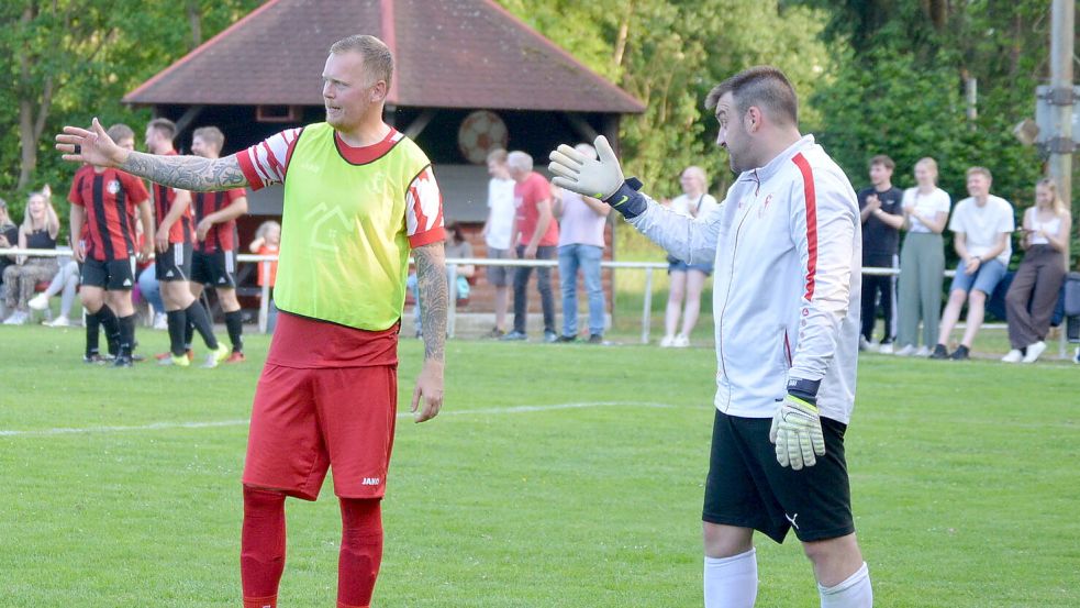 Spieler und Klubchef Timo Boekkhoff (links) sowie Spielertrainer Kai Zimmer sind froh, dass eine anstrengende Saison endlich vorüber ist. Foto: Weers