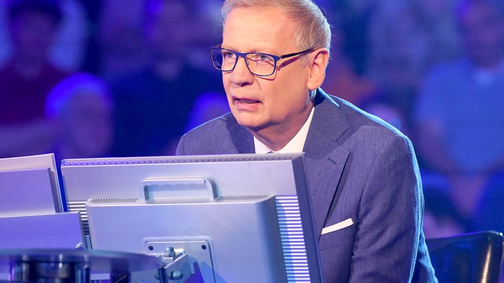 Moderator Günther Jauch wunderte sich über das frühe Scheitern seiner Kandidaten. Foto: RTL/Stefan Gregorowius