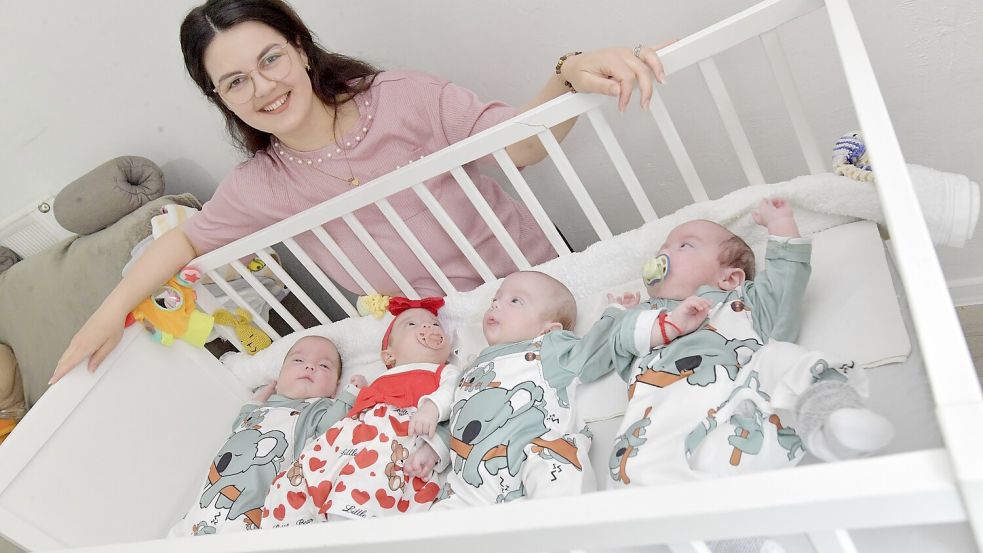 Im Alltag ist die junge Familie oft auf sich allein gestellt. Unterstützung bekommt sie jedoch von einer Familienhebamme und einer Haushaltshilfe. Foto: Ortgies