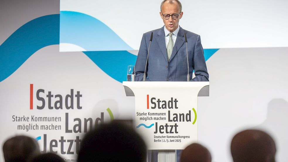 Bundeskanzler Friedrich Merz (CDU) äußert sich beim Kommunalkongress des Deutschen Städte- und Gemeindebundes auch zur Gerichtsentscheidung, die Zweifel an der Rechtmäßigkeit des Vorgehens der Bundesregierung an den Grenzen anführt. Foto: Michael Kappeler/dpa