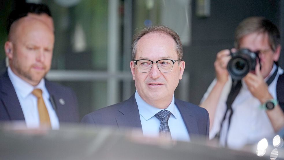 Bundesinnenminister Alexander Dobrindt (CSU) beantwortete bei der Vorstellung eines Lagebilds zur Cyberkriminalität auch Fragen zu den Grenzkontrollen. Foto: Kay Nietfeld/dpa