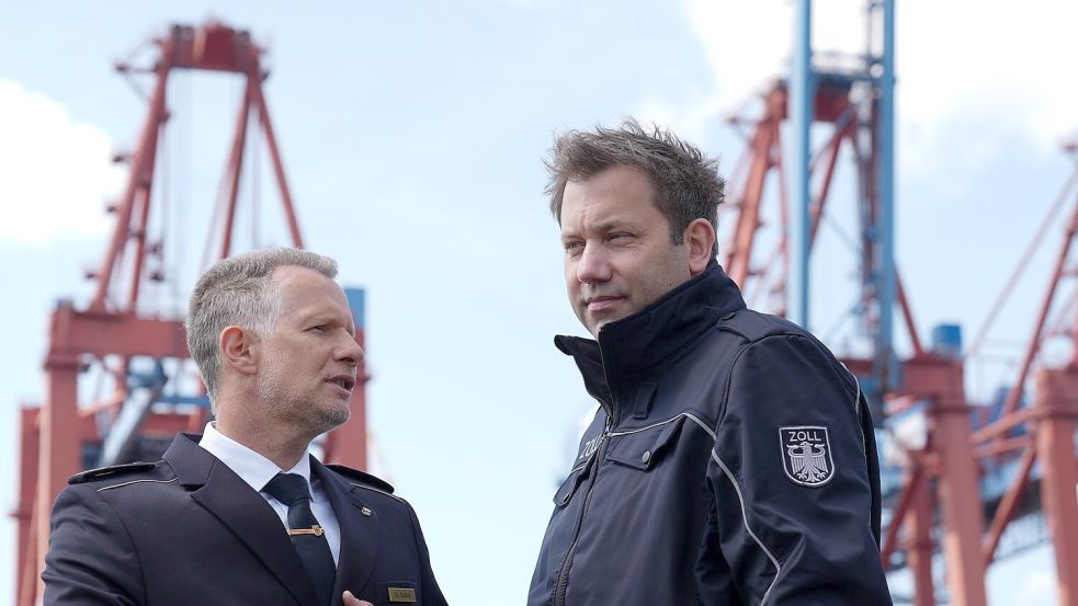 Zollpräsident Rolfink und Finanzminister Klingbeil (r) sind auf einem Schiff durch den Hamburger Hafen gefahren. Foto: Marcus Brandt/dpa