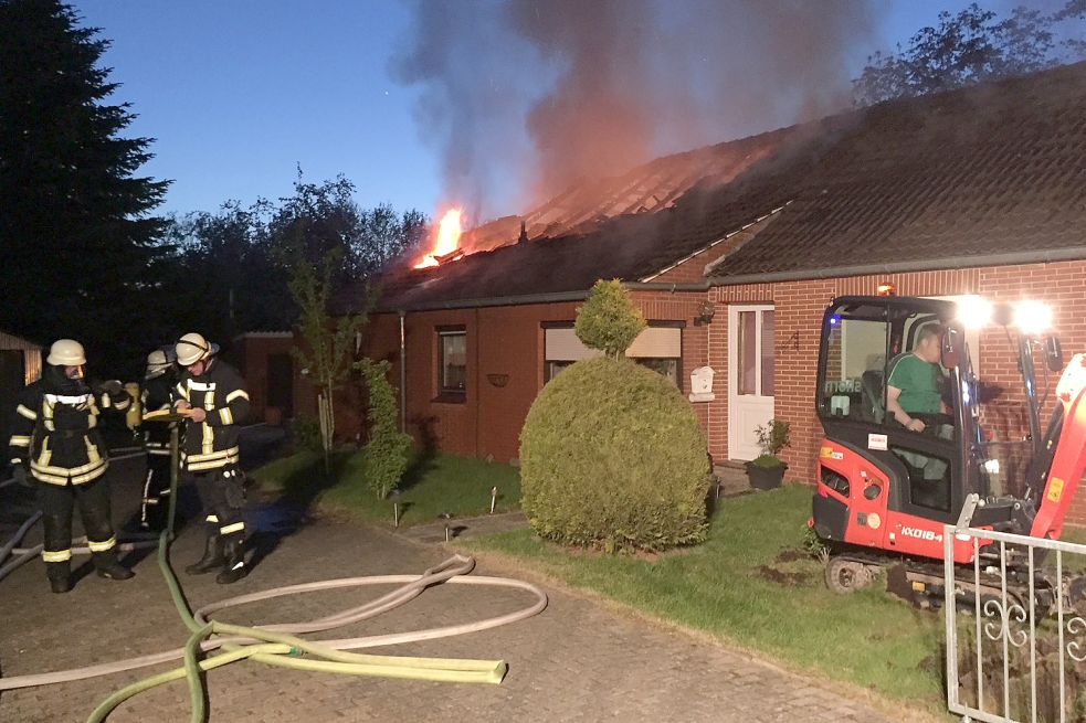 Etwa 50 Einsatzkräfte löschen das Feuer in Ostrhauderfehn. Bilder: Koenen