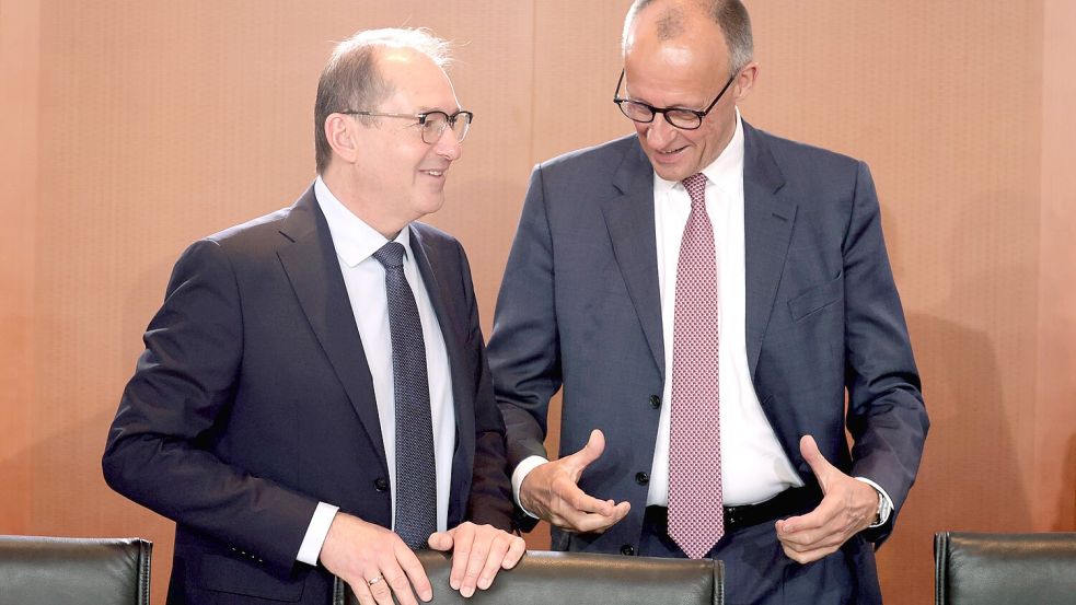 Beugen Sie EU-Recht? Bundesinnenminister Alexander Dobrindt (CSU) und Bundeskanzler Friedrich Merz (CDU) stehen mit ihrer Migrationswende im Wort. Foto: IMAGO/Jens Schicke