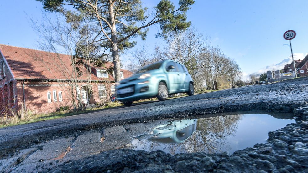 Die Zeit der Krater in der Rorichmoorer Straße geht dem Ende zu – wenn der Gemeinderat Moormerland die Sanierung beschließt. Foto: Klaus Ortgies/Archiv