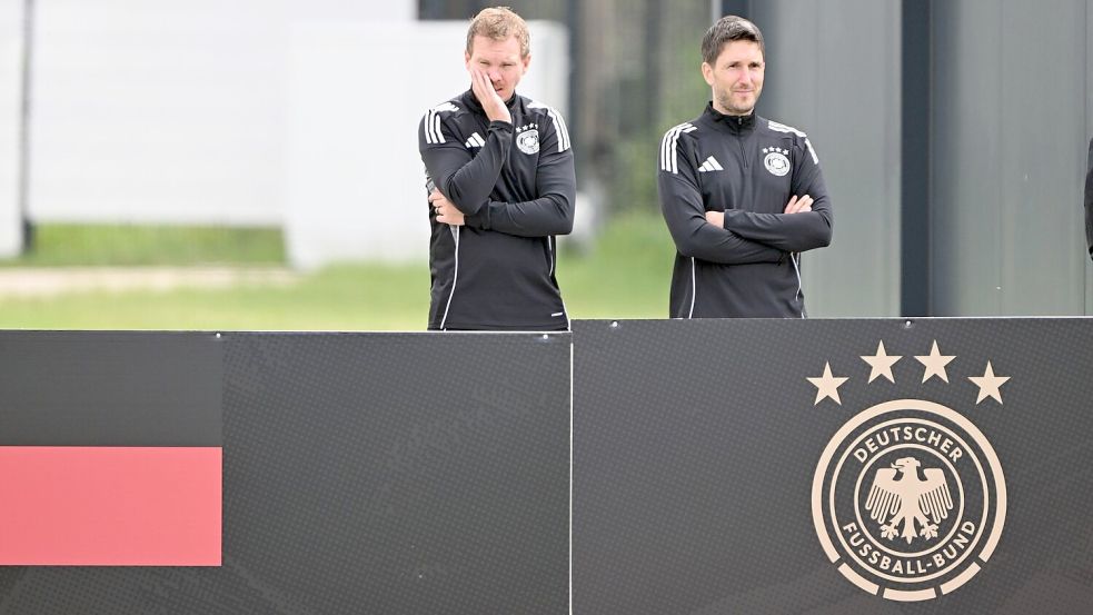 Julian Nagelsmann (l) will mit der Nationalmannschaft ins Finale der Nations League. Foto: Federico Gambarini/dpa