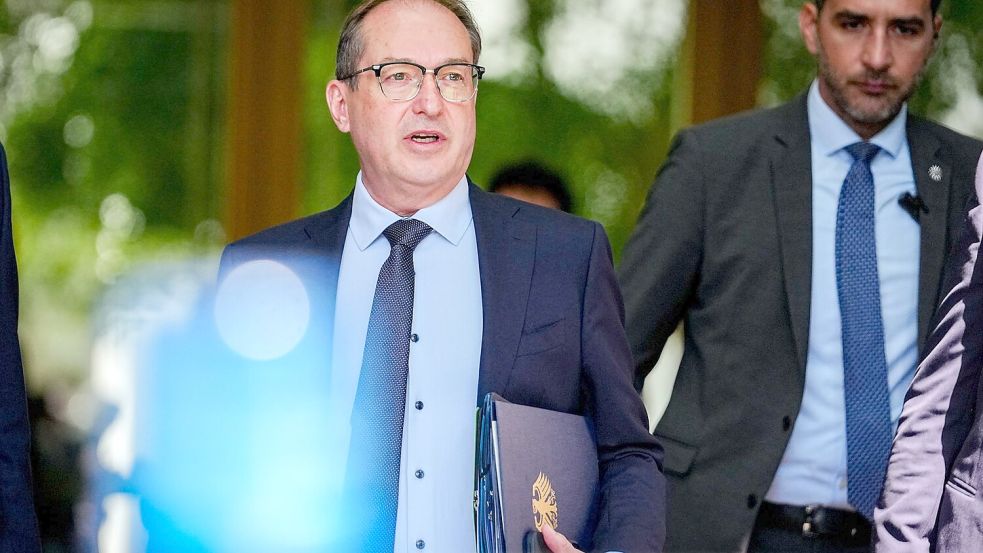 Polizisten können nicht belangt werden, argumentiert Innenminister Dobrindt. (Archivbild) Foto: Kay Nietfeld/dpa