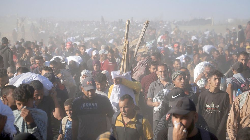 Tödliche Zwischenfälle mit Dutzenden Toten rücken die neue Hilfeverteilung in Gaza in ein schiefes Licht. (Archivbild) Foto: Mariam Dagga/AP/dpa