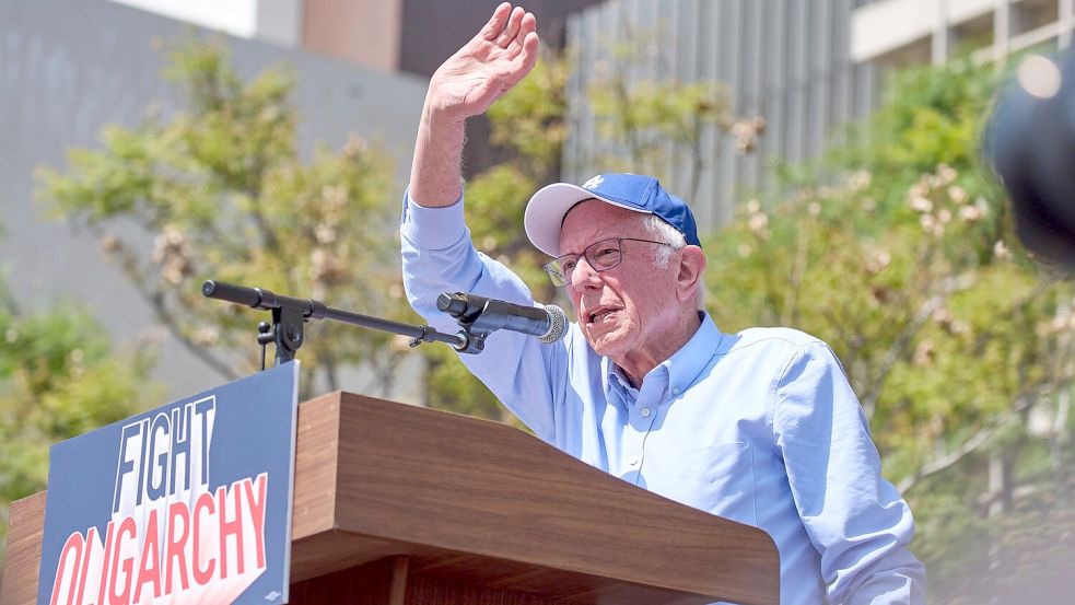 Musk bekam ausgerechnet vom notorisch linken Senator Bernie Sanders Applaus. (Archivbild) Foto: Jae C. Hong/AP/dpa