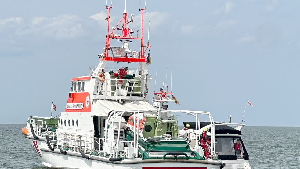 Der Seenotrettungskreuzer HERMANN RUDOLF MEYER (DGzRS-Station Bremerhaven) liegt längsseits am havarierten Motorboot. So wurde es schießlich auch nach Bremerhaven geschleppt. Foto: Die Seenotretter – DGzRS/Matthias Schäfer