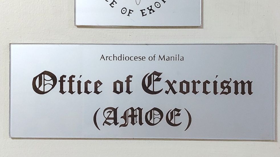 „Office of Exorcism“ (Büro für Exerzismus) steht auf einer Plakette an der Tür. Foto: Felix Lill