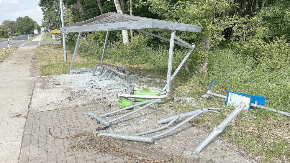Nach einem Unfall auf der Kreuzung 3. Südwieke/Brunzeler Straße bei Klostermoor wurde ein Wagen gegen die Bushaltestelle geschleudert. Die Haltestelle wurde dadurch zerstört. Foto: Carsten Ammermann