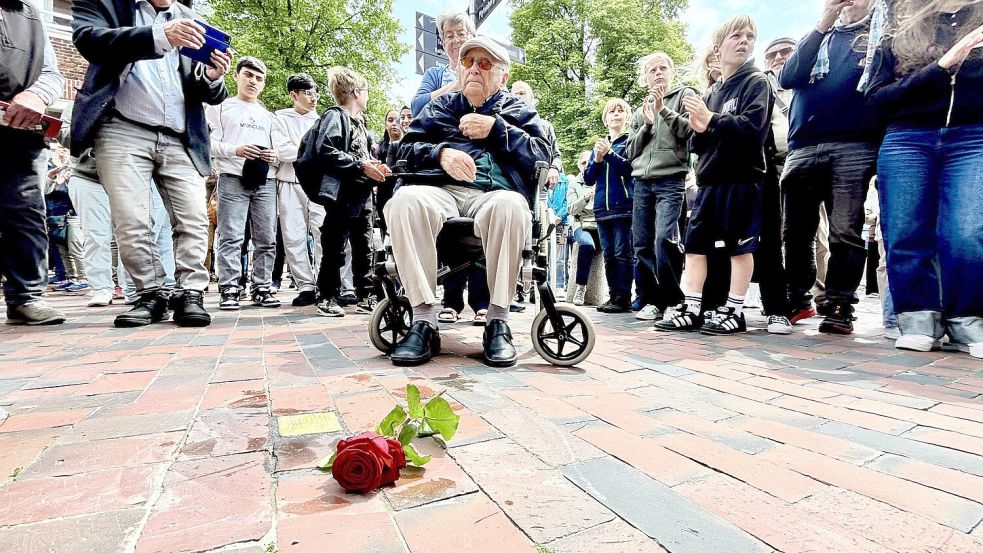 An der Rathaustreppe wurde ein Stolperstein für den ehemaligen Leeraner Bürgermeister Dr. Erich vom Bruch verlegt. Der Holocaust-Überlebende Albrecht Weinberg war mit Gerda Dänekas zur Verlegung gekommen. Foto: Klaus Ortgies