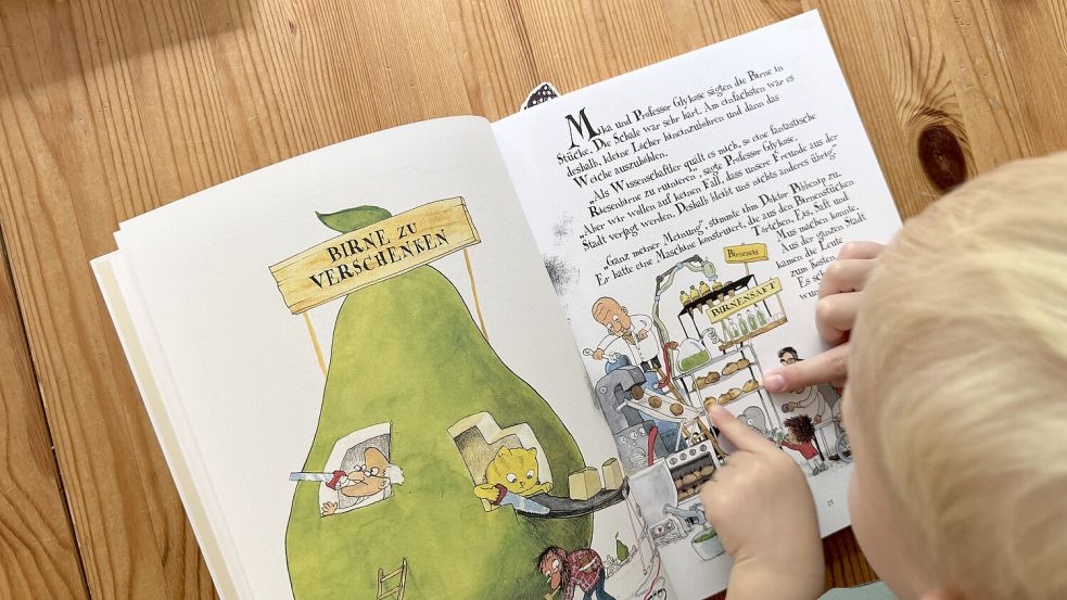 Die Törtchen im Buch werden von einer Maschine hergestellt, in unserer Küche gibt's noch Handarbeit – und alle helfen mit.
