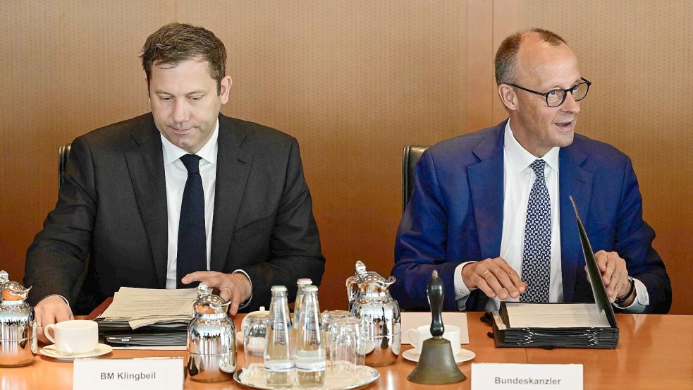Hoffen auf Stimmungsaufhellung der Wirtschaft bis zum Sommer: Bundesfinanzminister Lars Klinbeil (SPD) und Bundeskanzler Friedrich Merz (CDU) bei der Kabinettsitzung am Mittwoch. Foto: JOHN MACDOUGALL