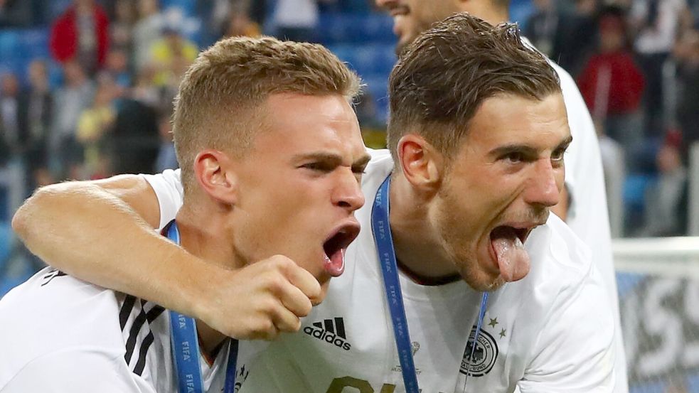 2017 holte Goretzka (r.) mit Kimmich den Confed-Cup-Pokal. Foto: picture alliance / Christian Charisius/dpa