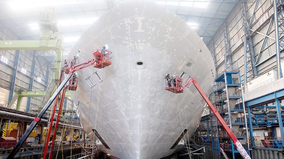 Ein Ort, an dem viel gestohlen und kaputt gemacht wird? Kollegen der Meyer Werft in Papenburg arbeiten in einer Halle an einem Kreuzfahrtschiff. Foto: dpa/Hauke-Christian Dittrich