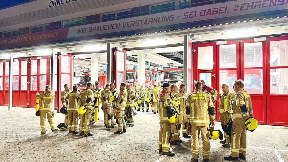 Die Feuerwehr bei der Einteilung der Suchgruppen. Foto: Feuerwehr Norderney