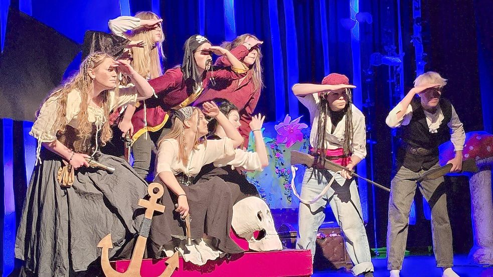 Mit viel Phantasie, gekonnter Leichtigkeit und jugendlichem Esprit führtew die Theater AG des Laurentius-Siemer Gymnasiumin Ramsloh „ Peter Pan“ auf. Foto: Passmann