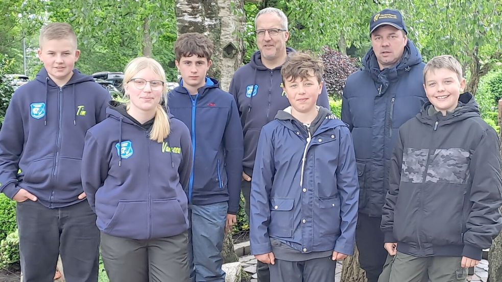 Das sind die Preisträger vom Landesverbandsangeln am Holter Siel (v. links nach rechts): Tim Erlenborn, Vanessa Peters, Leif Kramer, Jugendwart Frank Poelker, Tim Reemts, 2. Vorsitzender Thomas Reemts und Lasse Waden. Foto: Herwig Bürjes