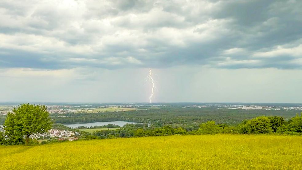 Schwere Unwetter ziehen über Niedersachsen, doch auch die Sonne soll sich im Wochenverlauf zeigen. Foto: IMAGO/Einsatz-Report24