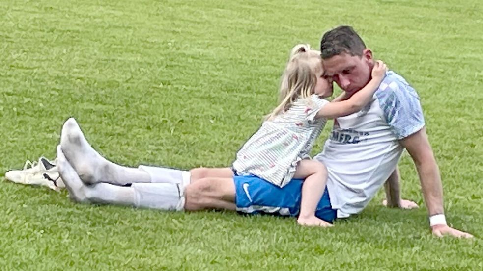 Die dreijährige Stella tröstete nach dem Strackholter 4:4 ihren Papa Eike Thaden. Der Titel in der B-Klasse war futsch. Foto: Privat