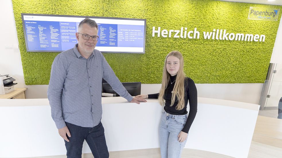 Der Empfangsbereich im neuen Rathaus der Stadt Papenburg. Das Moos an der Wand ist echt. Fotos: Lars Schröer