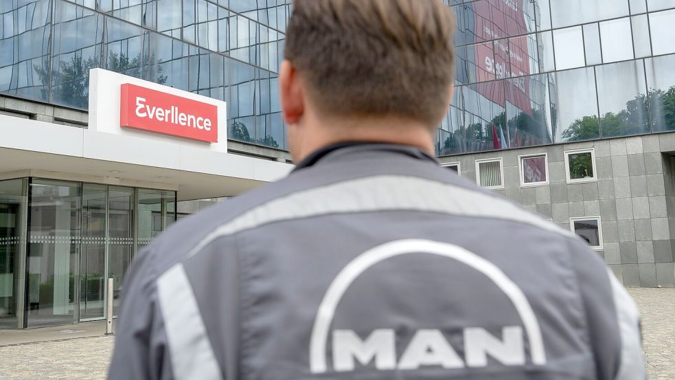 Mitarbeiter haben auf ihren Overalls noch das alte Logo von MAN, aber das Augsburger Traditionsunternehmen heißt nun Everllence. Foto: Stefan Puchner/dpa
