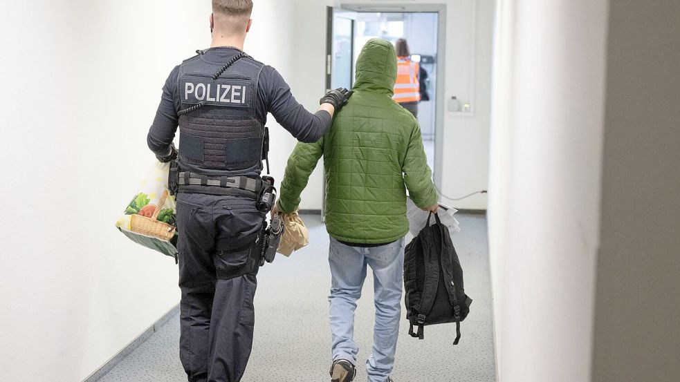 Wer in Ausreisegewahrsam oder Abschiebehaft kommt, soll von Amts wegen keinen Rechtsbeistand mehr erhalten. Es steht diesen Menschen aber frei, sich selbst einen Anwalt zu suchen. (Archivbild) Foto: Boris Roessler/dpa