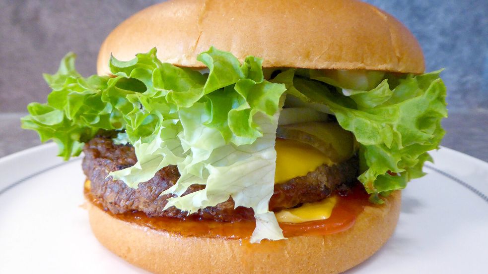 Ein Salat auf einem Hamburger hat in einem Schnellrestaurant in Hanau für Streit gesorgt. Foto: IMAGO/APress