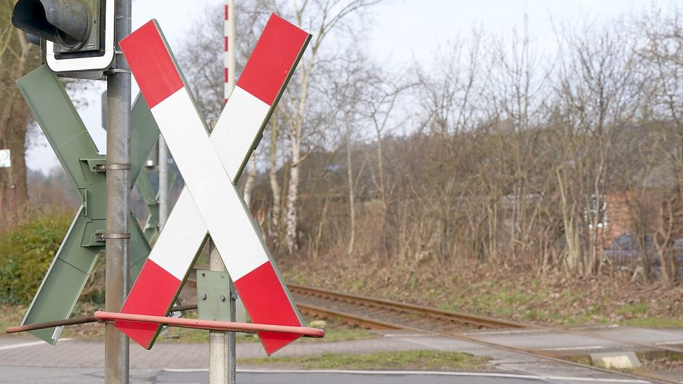 An einem Bahnübergang in Schleswig-Holstein ist es zu einem tödlichen Unfall gekommen. (Illustration) Foto: Marcus Brandt/dpa