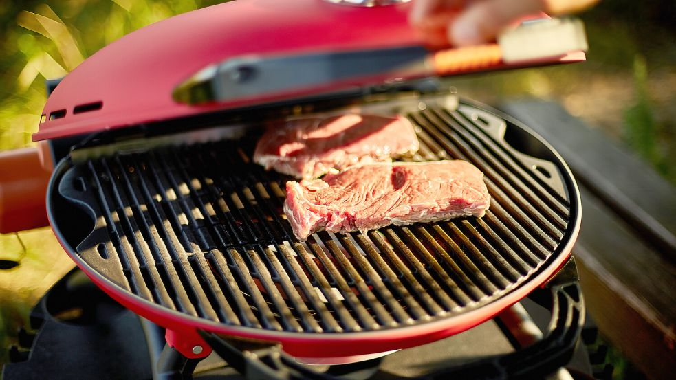 Unwiderstehlicher Fortschritt: Ein Gasgrill ist dem guten, alten Holzkohlegrill technisch überlegen. Foto: Imago/Pond5 Images