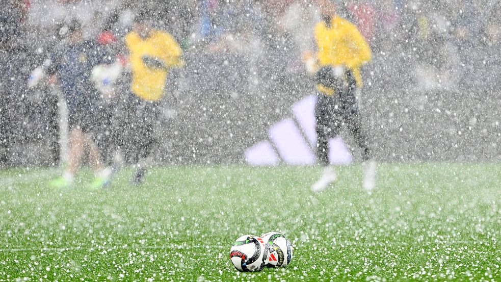 Wegen schwerer Unwetter wird das Nations-League-Spiel zwischen Deutschland und Portugal später angepfiffen. Foto: dpa/Federico Gambarini