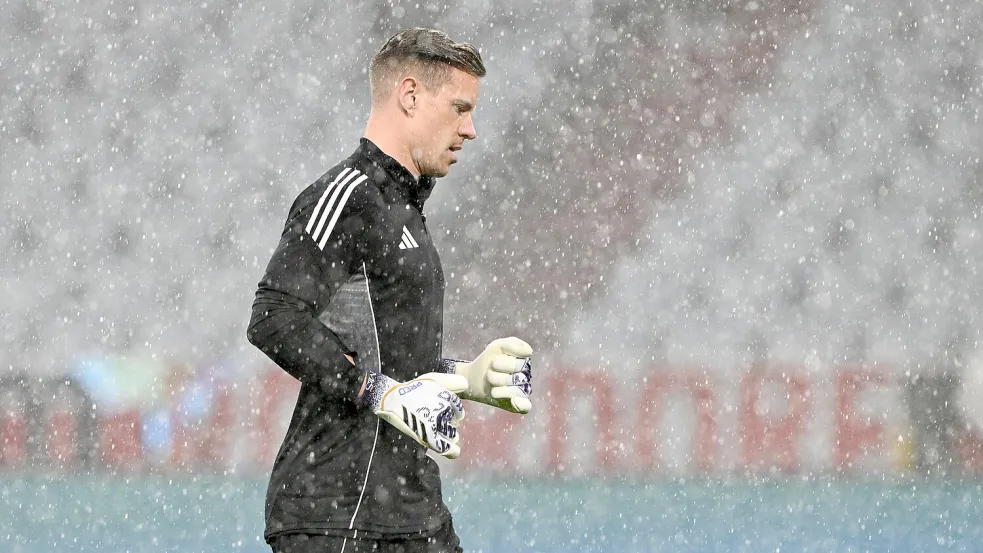 Wurde vom Unwetter beim Aufwärmen gestört: Marc-André ter Stegen Foto: Federico Gambarini/dpa