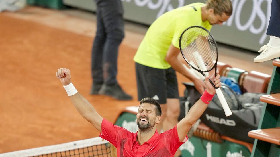 Frust bei Alexander Zverev, Jubel bei Novak Djokovic nach dem Viertelfinal-Kracher in Paris. Foto: Aurelien Morissard/AP/dpa