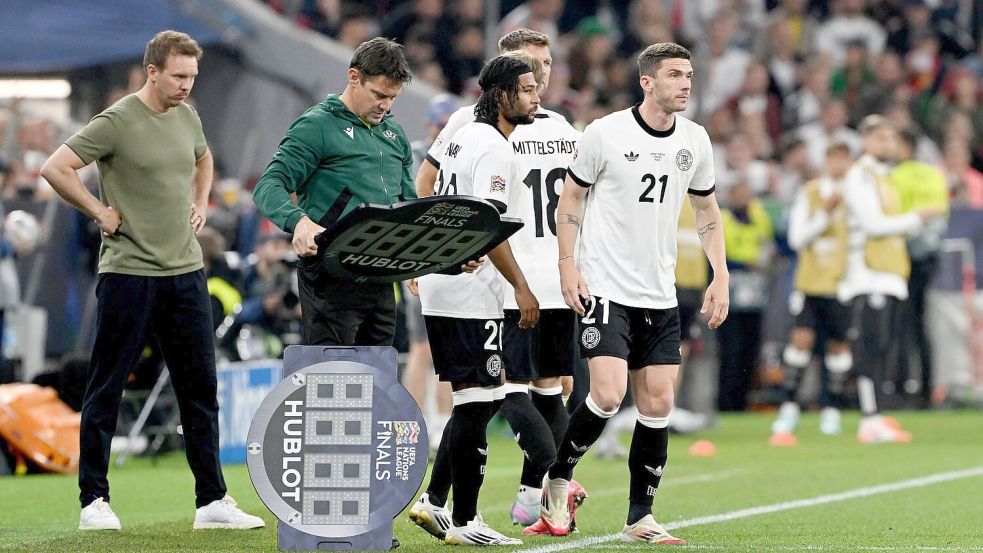 Nächster missglückter Dreifach-Wechsel: Bundestrainer Julian Nagelsmann (l) bringt beim Stand von 1:0 Serge Gnabry, Niclas Füllkrug und Robin Gosens. Foto: Federico Gambarini/dpa