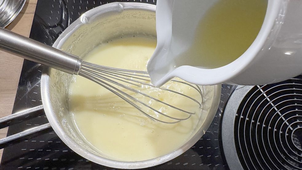 Erst muss das Sahnegemisch 15 Minuten lang köcheln, dann kommt der Zitronensaft hinzu. Foto: Nobel