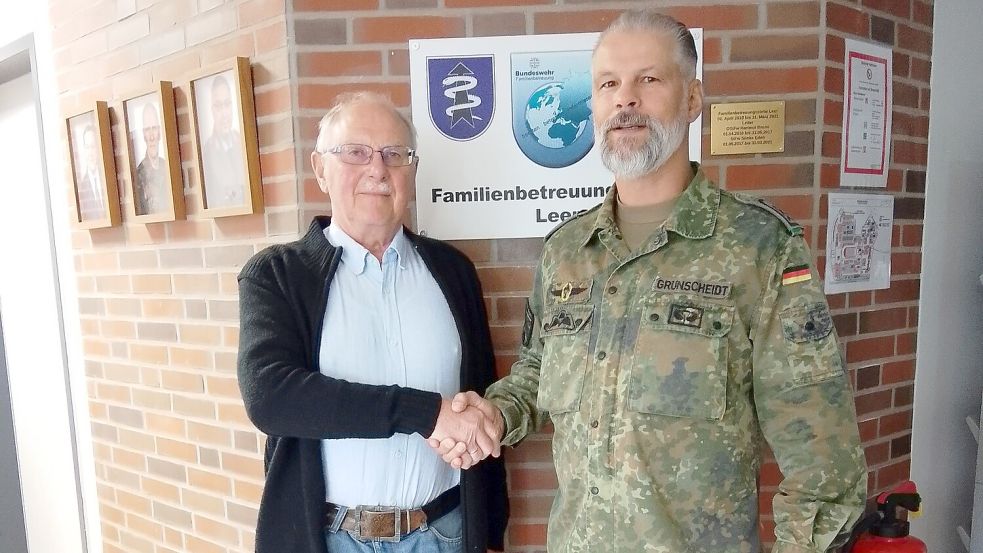 Die gesammelten Kronkorken wurden von Reservistenkameradschaft Overledingen in der Evenburgkaserne Leer, übergeben. Auf dem Foto stehen OTL d.R. Peter Weyers (links) bei der Übergabe an Stabsfeldwebel Peter Grünscheidt (rechts).Foto: Peter Weyers